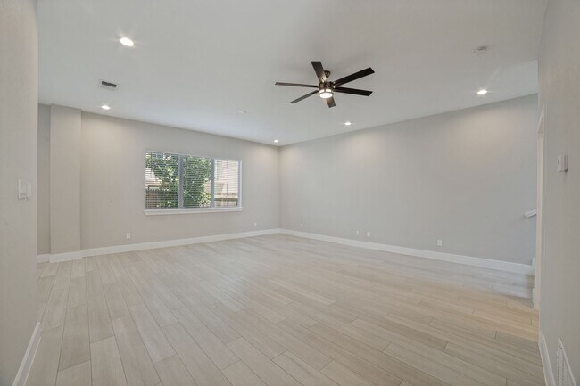 Building Photo - 1618 W Lawndale Dr