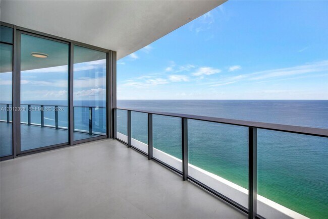 Building Photo - 15701 Collins Ave