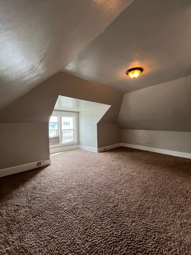 Building Photo - Charming 4 Bed 2 Bath in Gonzaga!!