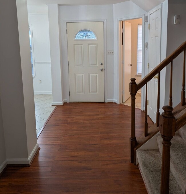 Building Photo - Available August 1, 2026 – Beautiful Townhome in Potomac Hills!