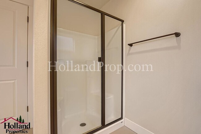 Building Photo - Gorgeous 4-Bedroom Home Near Nike & Intel ...