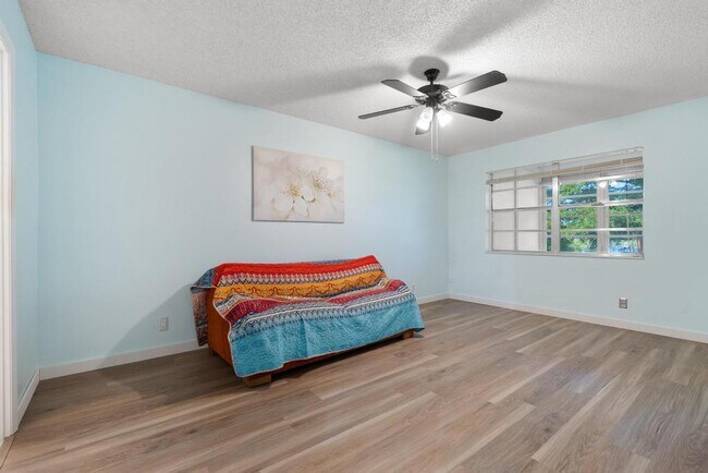 Building Photo - 124 Lake Constance Dr