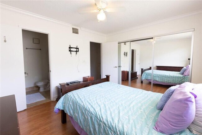 Building Photo - 2863 NE 15th St