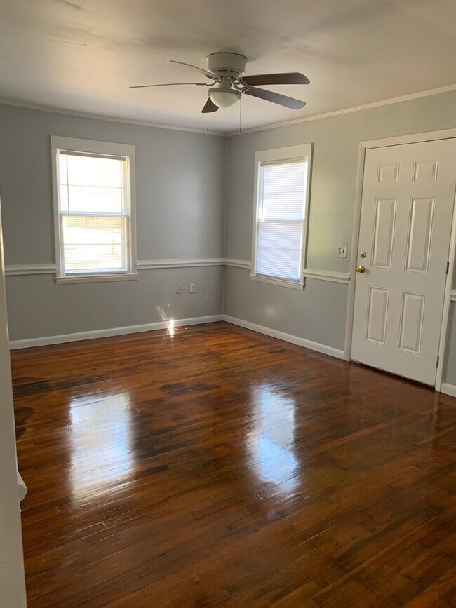 Building Photo - AVAILABLE NOW!