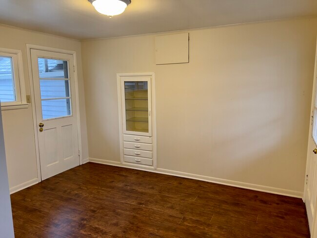 Eating Room - 4705 Ardmore Ave