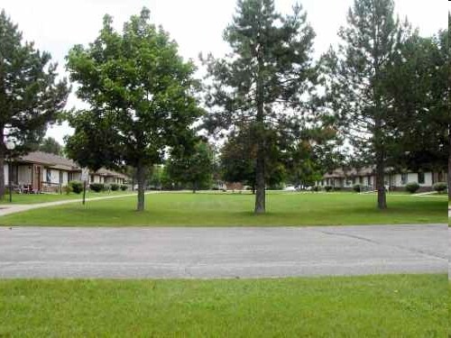 Building Photo - Oak Leaf Manor