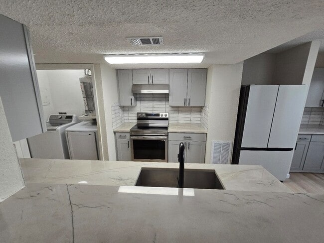 Building Photo - 5640 Birchmont Dr