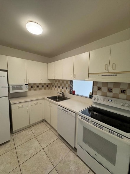 Building Photo - 10431 N Kendall Dr