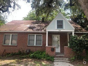 Building Photo - Great House Close to Campus with Parking