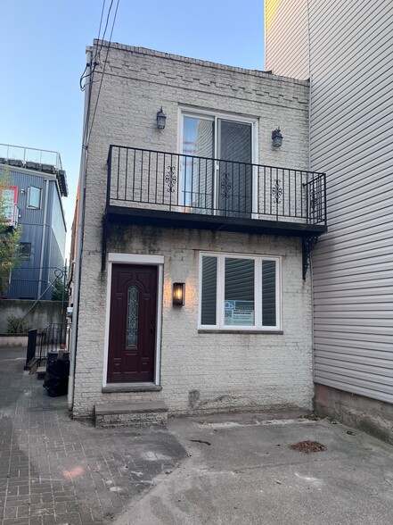 Front view and 1 floor entry - 1238 Ellsworth St