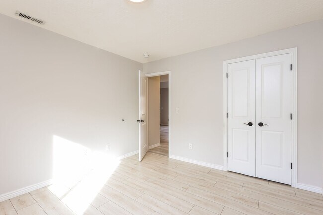 Building Photo - Sullivan Duplex