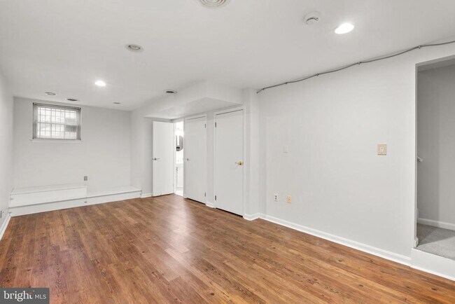 Building Photo - 1120 S Kenwood Ave