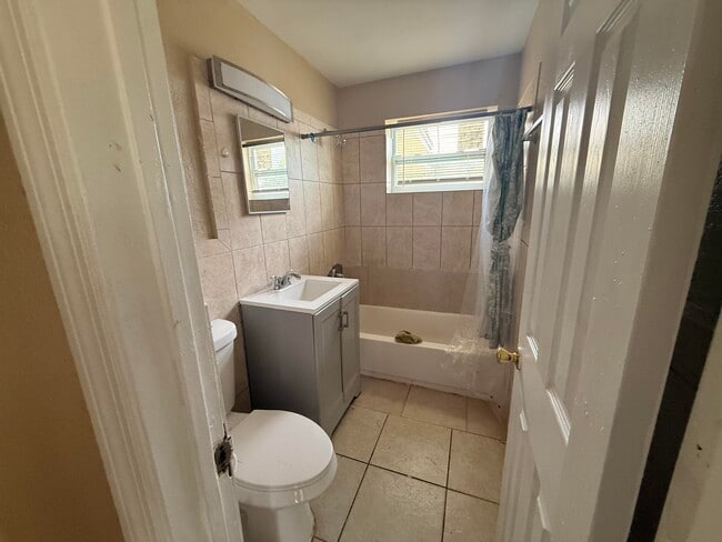 Building Photo - 1604 Zephyr Ave