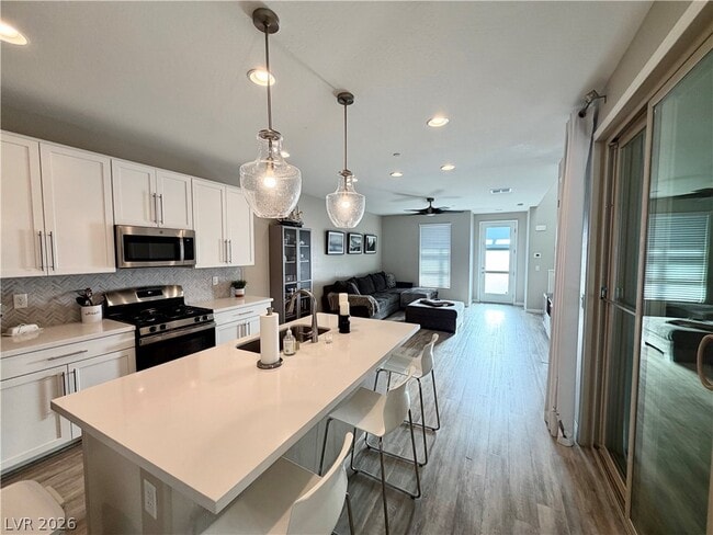 Building Photo - 572 Pear Lake St