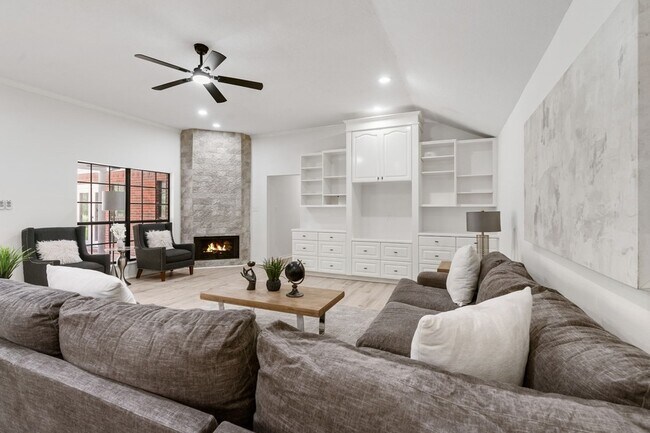 Building Photo - 10 Autumn Oaks Dr