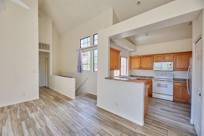Building Photo - 2 Bed / 2 Bath Condo with Garage in Centra...