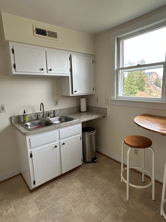 Kitchen - 505 Hawke St