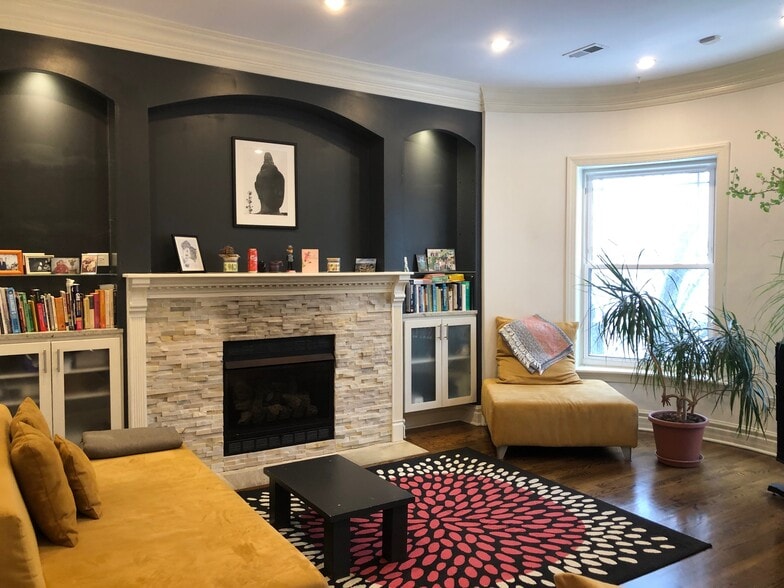 Building Photo - 4632 N Kenmore Ave