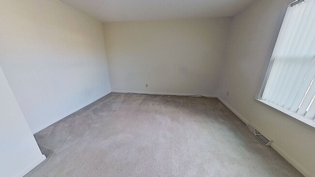 Building Photo - Townhouse with Garage & Private Deck