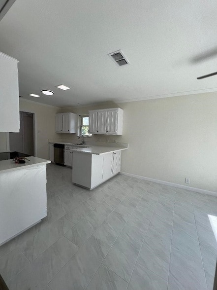 Building Photo - 1500 Hyde Park Blvd