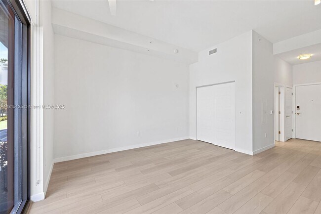 Building Photo - 555 NE 8th St
