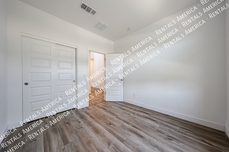 Building Photo - 4702 E Barbarita Ave
