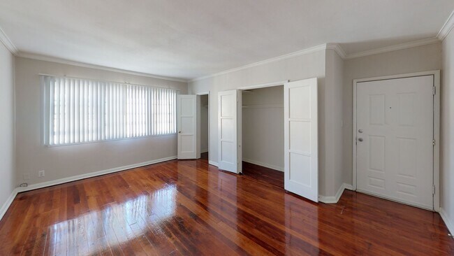 Building Photo - Adams Apartments...Gorgeous Newly Remodeled One Bedroom..Great Location!