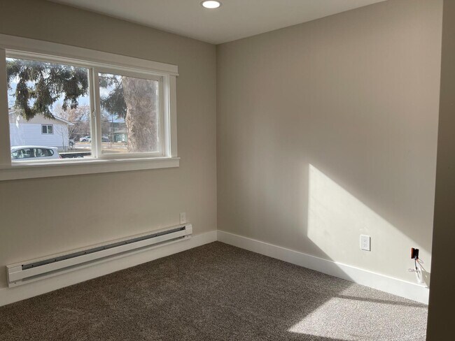 Building Photo - 2260 S 10th St W