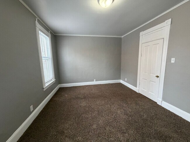 Building Photo - 203 W Dewald St