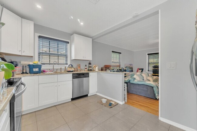 Building Photo - 818 Kaye St