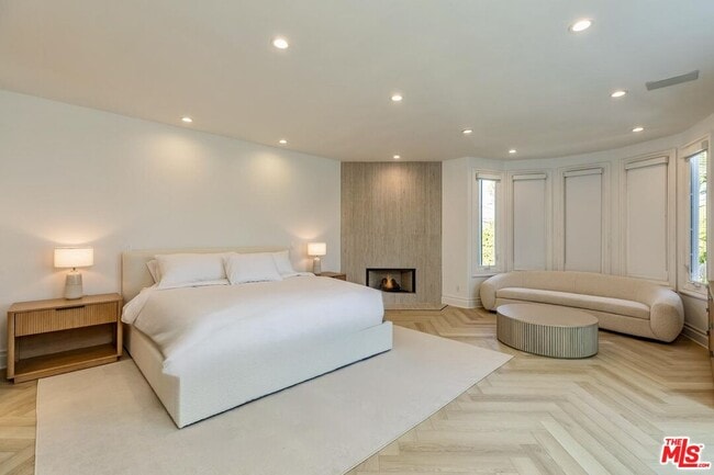 Building Photo - 504 Elm Dr