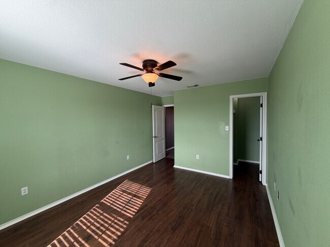 Building Photo - TWO STORY 5 BEDROOM 3 BATH HOUSE WITH SPA