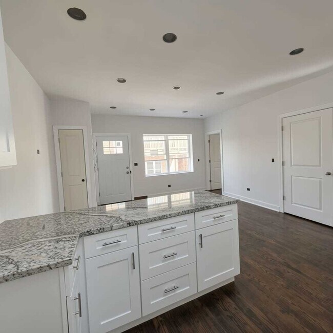 Building Photo - 3726 N Racine Ave