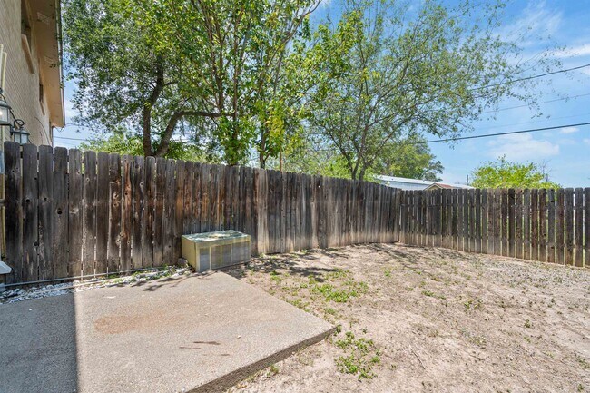Building Photo - 111 Rhonda Dr