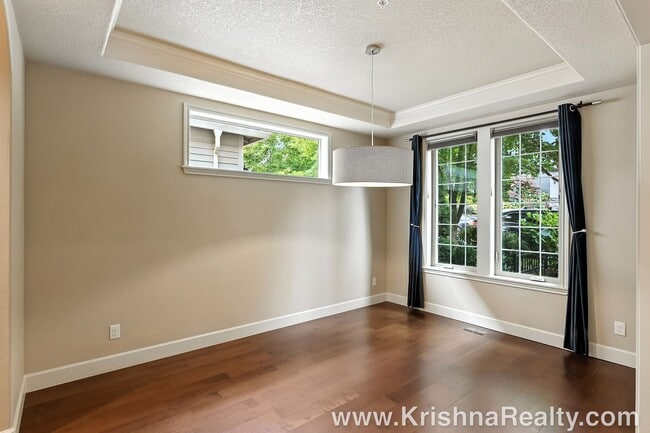 Building Photo - Gorgeous 6 BD* 3 BA* Single Family Home Located In Charming Arbor Meadows In Portland! **Minutes ...