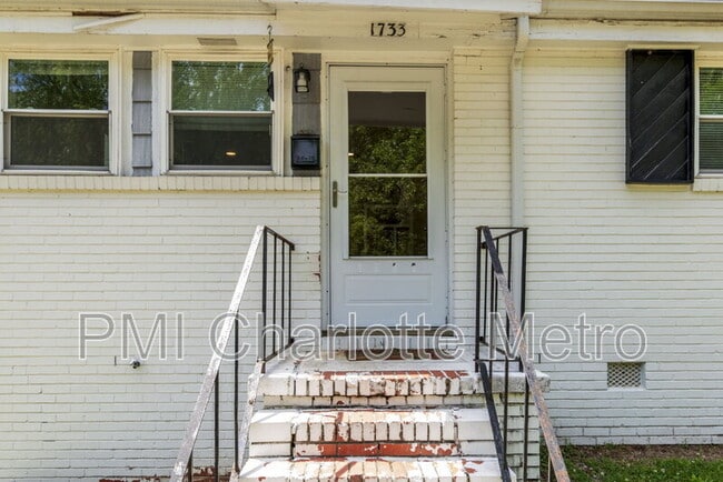 Building Photo - 1733 Academy St