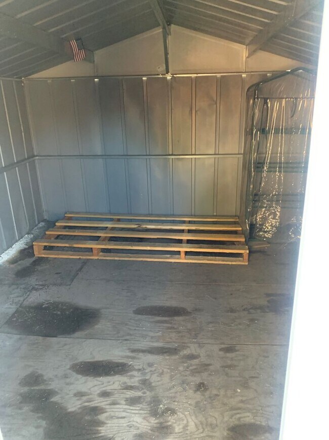 Building Photo - 2 Bedroom House