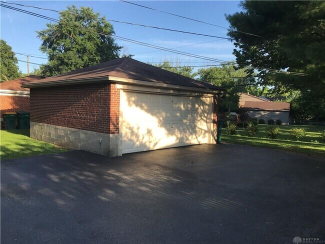 Building Photo - 1008-1010 W Dorothy Ln