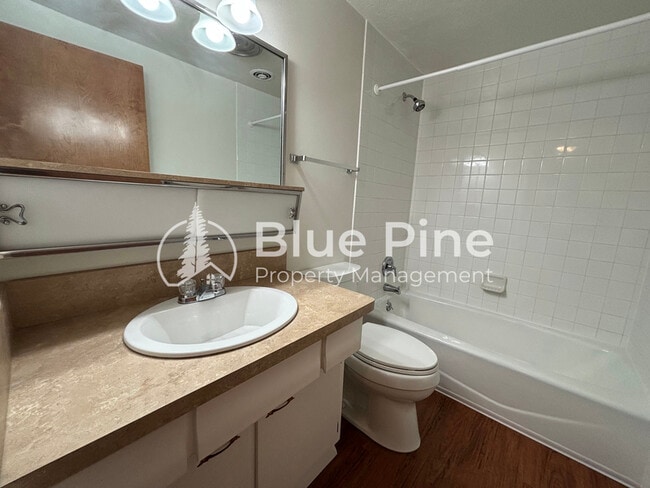 Building Photo - 542 Gladstone St