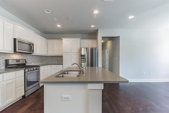 Building Photo - 13800 Lyndhurst St