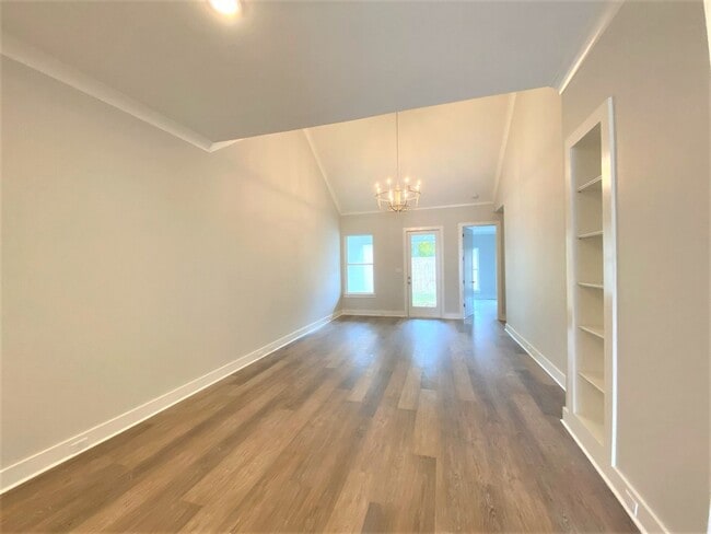 Building Photo - 2 Bedroom Off Jefferson Near Highland