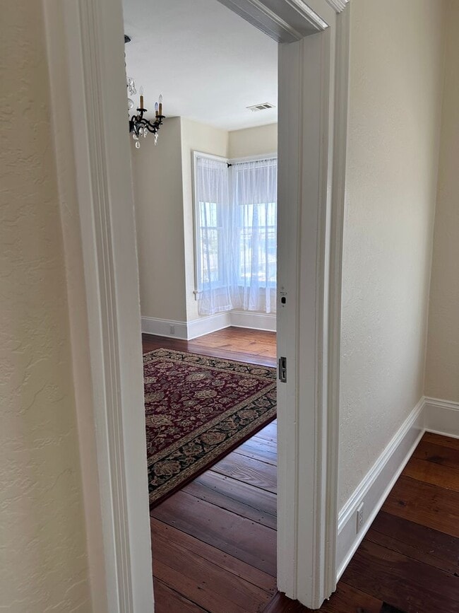 Building Photo - Stunning 1890 Eastlake Victorian | 5 Bedrooms | 2 Bathrooms | Flex Spaces | Steps from Old Town E...
