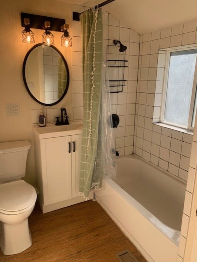 Building Photo - $2,350 Furnished or $2,150 Unfurnished, Three Bedrooms, Two Baths Duplex available now!