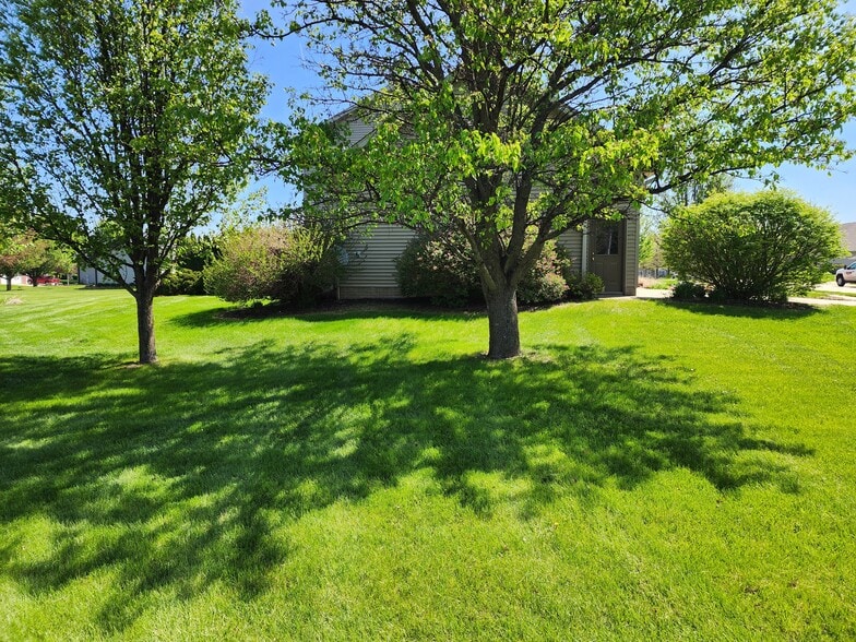 Building Photo - 102 E Sapphire Ln