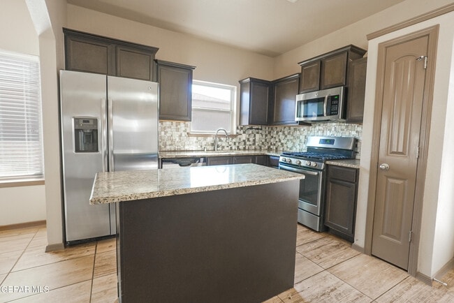 Building Photo - 4941 Ruben Soto