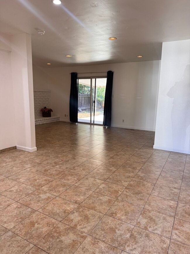 Building Photo - Spacious 3 Bedroom Fresno Home