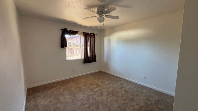 Building Photo - Three Bedroom, Two Bathroom Home in East H...