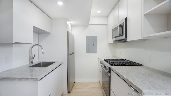 Building Photo - 701 S Royal Poinciana Blvd