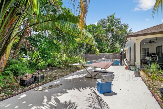 Building Photo - 2700 Yarmouth Dr