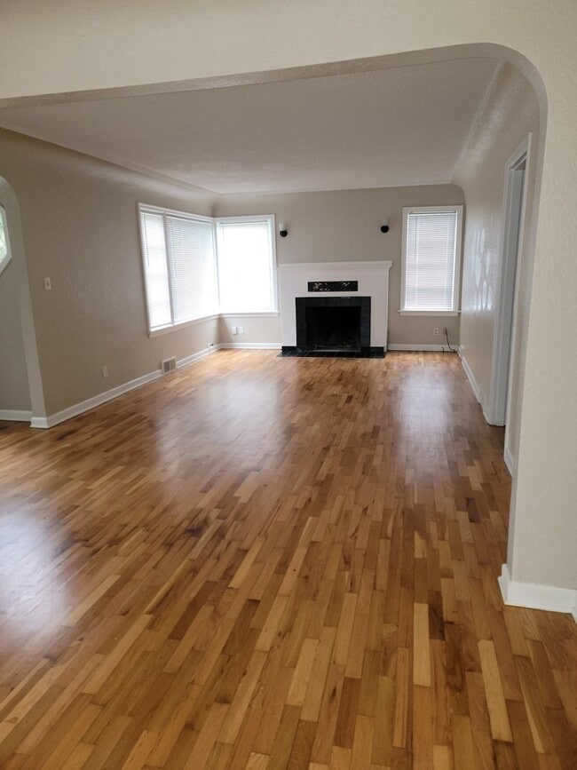 Building Photo - Charming, spacious Craftsman style Lakewood Home